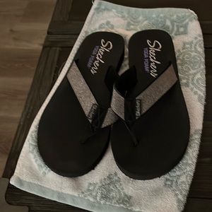 Sketchers flip flops